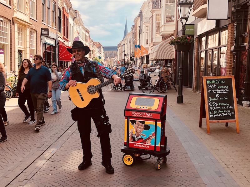 Troubadour Edward Val mobiel entertainment winkelcentrum Kampen mobiele zanger gitarist Overijssel muzikale animatie straatartiest boeken