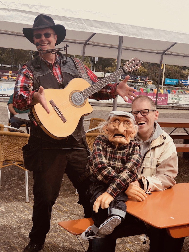 Troubadour zanger gitarist Edward Val | Optreden Frion Zorg Zwolle Live muziek artiest ouderen woonzorgcentrum zorgsector verstandelijke beperking