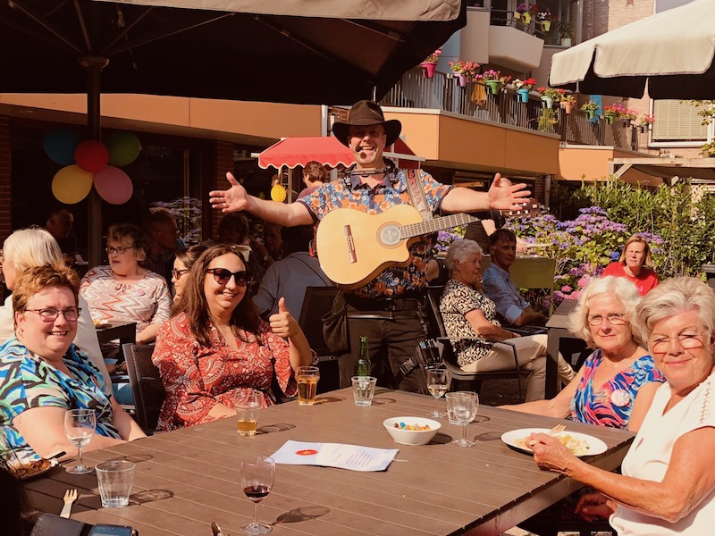 Woonzorgcentrum Nijenstede Amersfoort Zomerfestival Vrijwilligers troubadour zanger gitarist Edward Val boeken Muzikant zorglocatie mobiel entertainment | 01b