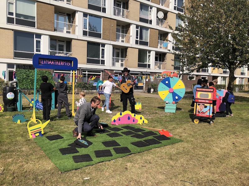 Optreden boeken Troubadour Edward Val Gemeente Utrecht Klimaat kermis mobiele live muziek rondlopende zanger gitarist muzikant huren