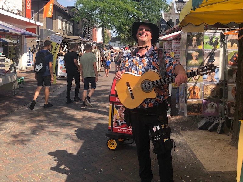 Troubadour zanger gitarist Edward Val bij Zomermarkt Nunspeet straatoptreden braderie markt mobiele live muziek